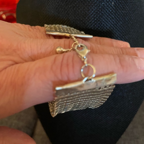Silver tone vintage mesh soft and well made bracelet - Picture 4 of 7